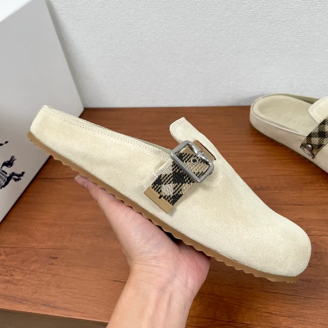 Men's Men's Shoes 💰340【New Style】🐝🐝Burberry New Burberry - Men's Checked Leather Urchin Half-Flop Sandal Made of soft suede cowhide and calfskin, these half-flop sandals feature an adjustable B-shaped buckle strap and are decorated with the signature sand-colored Burberry check in jacquard worsted. The upper wraps around the midsole and is paired with a sole made of the same upper material with an embossed logo on the heel and a wavy rubber outsole embellished with the Burberry lettering. Fashionable and casual! Comes with full set of original packaging dust bag! Code number: 39-40-41-42-43-44 standard code (38/45 can be customized and returns and exchanges are not supported)